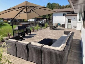 Outdoor dining - In-town, beautiful area, hot tub, patio, 3bdr/2b (Huntsville)