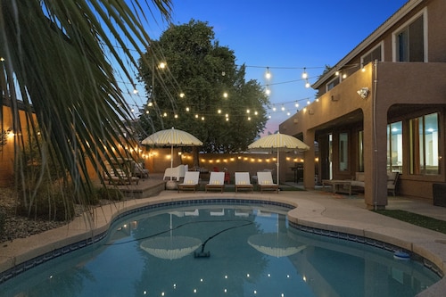 NEW! Sleeps 24+ House w/Heated Pool, Arcades, Soda Fountain