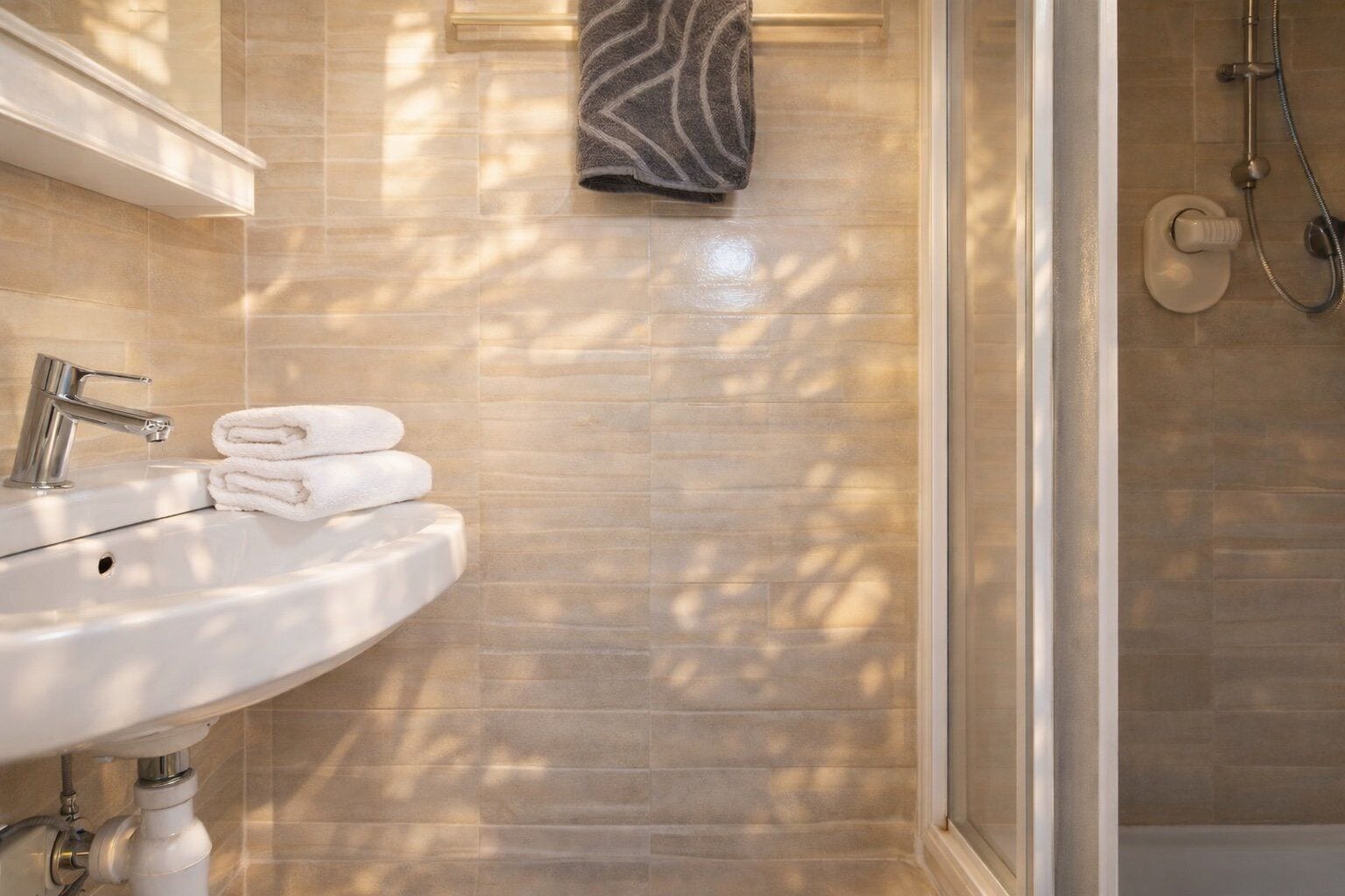 Suihku, hiustenkuivaaja, pyyhkeet