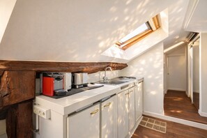 Kylskåp, mikrovågsugn, ugn och kaffe- och tebryggare
