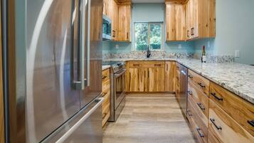 Fridge, microwave, stovetop, dishwasher