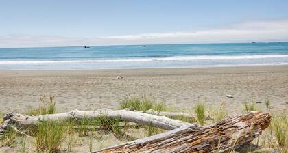 Oceanfront Smith River Cottage: Beach Access!