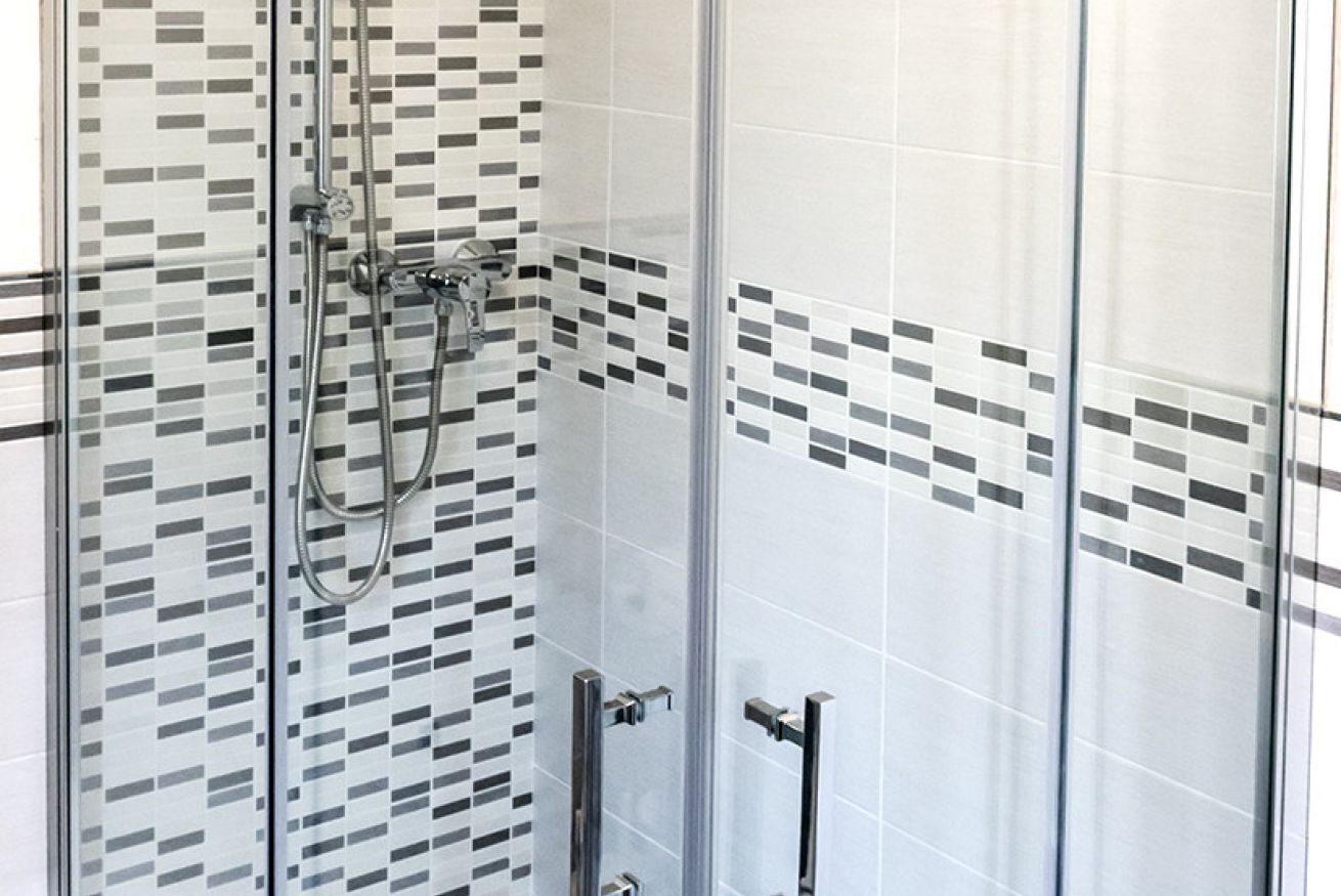 Shower, bidet, towels