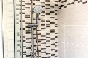 Ducha, bidet, toallas