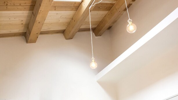 A room with exposed wooden beams, a white ceiling, and two hanging light fixtures. - S311 - Sirolo, new two-room apartment completely renovated (Sirolo)