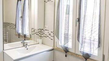 Shower, bidet, towels