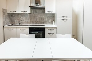 Fridge, oven, dining tables - S311 - Sirolo, new two-room apartment completely renovated (Sirolo)