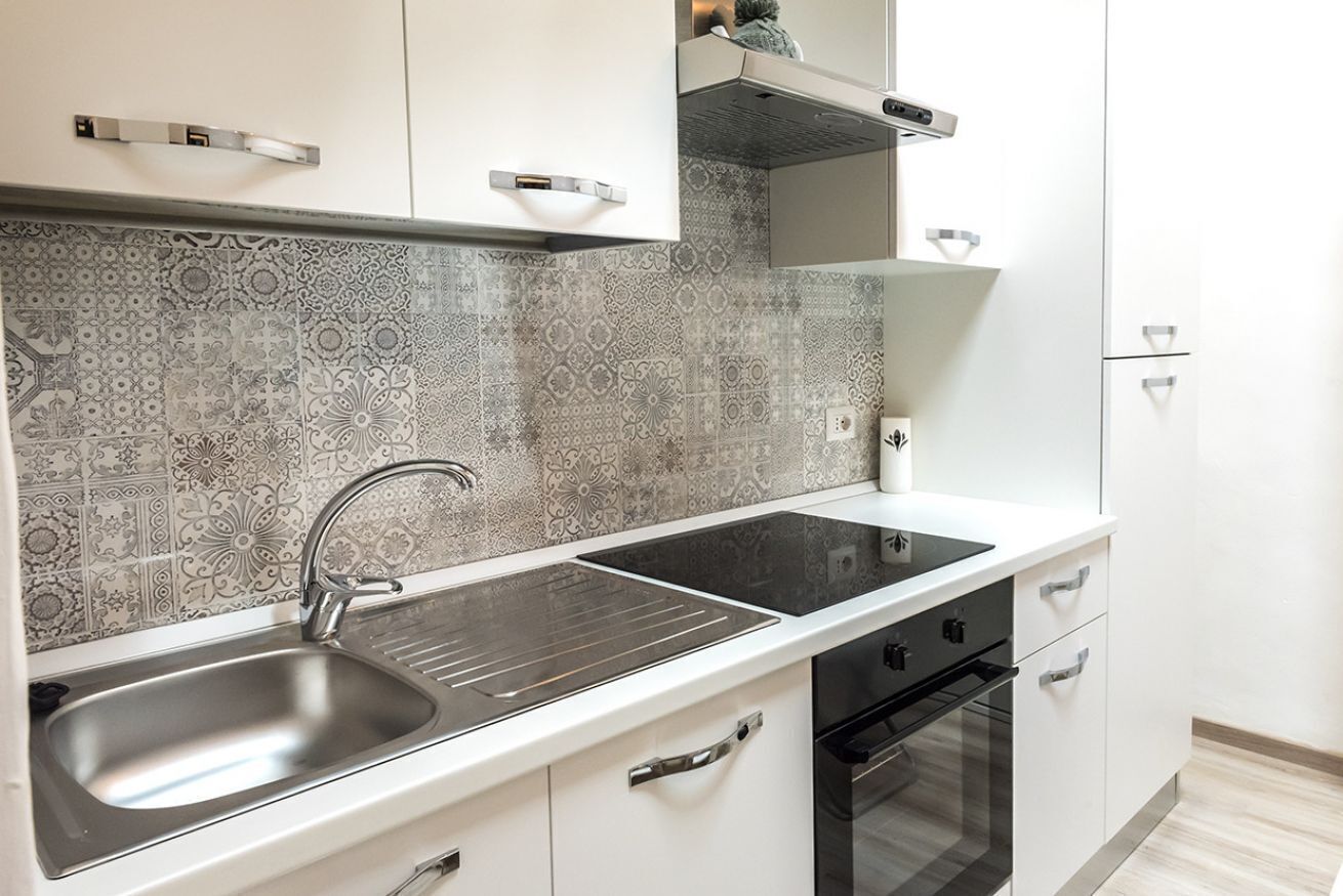 Kühlschrank, Ofen, Esstisch