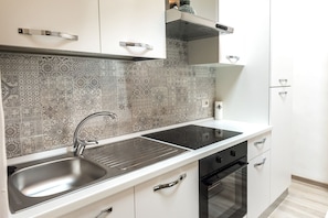 Kühlschrank, Ofen, Esstisch