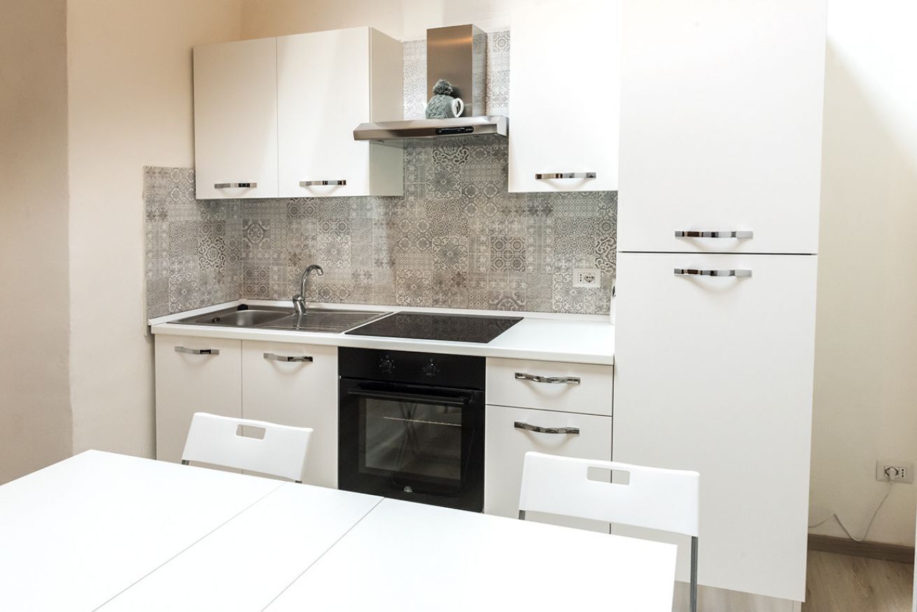 Kjøleskap, ovn og spisebord