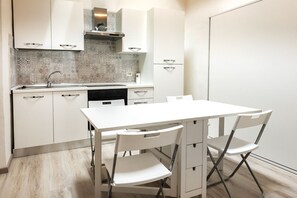 Réfrigérateur, four, tables à manger