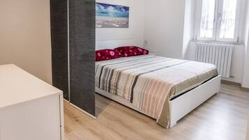 1 bedroom, bed sheets