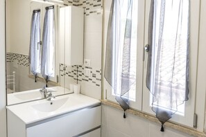 Shower, bidet, towels - S311 - Sirolo, new two-room apartment completely renovated (Sirolo)