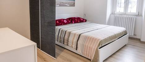 1 bedroom, bed sheets