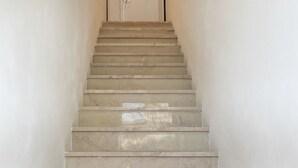 A set of concrete stairs leading to a door. - S311 - Sirolo, new two-room apartment completely renovated (Sirolo)