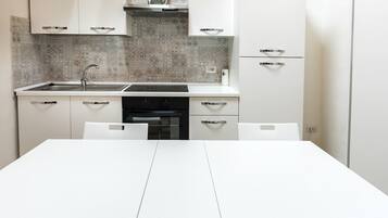 Réfrigérateur, four, tables à manger