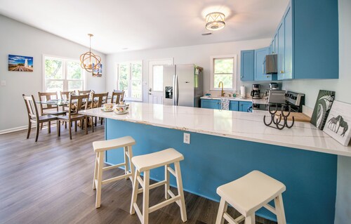 Remodeled Beach House 1 block from beach. 4min walk. Sleeps 8. 