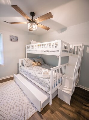 3 Schlafzimmer, Reisekinderbett, kostenloses WLAN, Bettwäsche