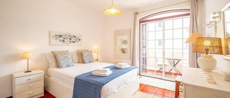 Skrivebord, strykejern/-brett, internettilgang og sengetøy