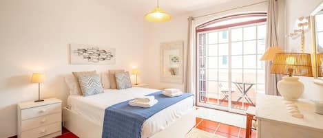 Desk, iron/ironing board, Internet, bed sheets