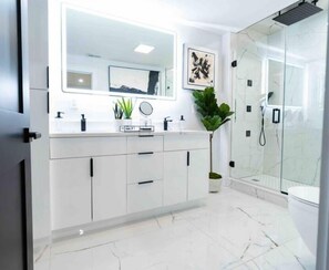 Dusche, Handtücher, Seife, Shampoo