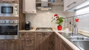 Coffee/tea maker, microwave, oven, stovetop - La Casa di Giò - Station & Polyclinic Apartment (Bari)