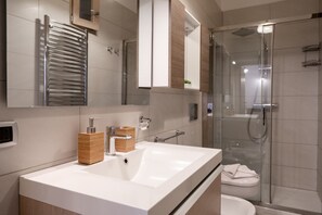 Dusj, hårføner, bidé og håndklær