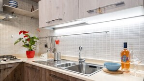Coffee/tea maker, microwave, oven, stovetop - La Casa di Giò - Station & Polyclinic Apartment (Bari)