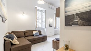 TV - La Casa di Giò - Station & Polyclinic Apartment (Bari)