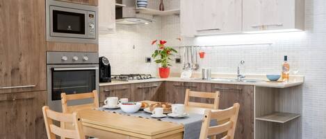 Micro-ondes, four, plaque de cuisson, lave-vaisselle