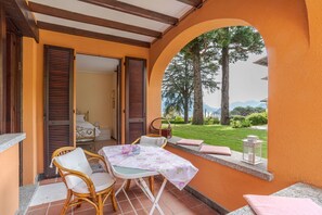 Outdoor dining - Cozy apartment of 85 sqm, can accommodate up to 3 people, located on the ground floor of a building in a quiet residential district in Menaggio, excellent starting point to discover Lake Como and the mountains that surround it. The accommodation is equip (Menaggio)