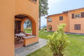 Outdoor dining - Cozy apartment of 85 sqm, can accommodate up to 3 people, located on the ground floor of a building in a quiet residential district in Menaggio, excellent starting point to discover Lake Como and the mountains that surround it. The accommodation is equip (Menaggio)