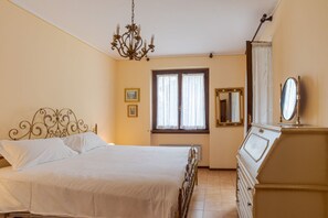 2 bedrooms, iron/ironing board, WiFi