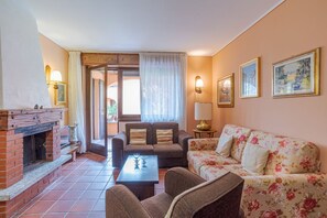 TV - Cozy apartment of 85 sqm, can accommodate up to 3 people, located on the ground floor of a building in a quiet residential district in Menaggio, excellent starting point to discover Lake Como and the mountains that surround it. The accommodation is equip (Menaggio)