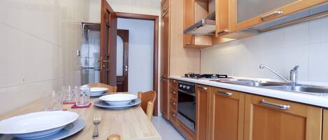 Oven, stovetop, cookware/dishes/utensils