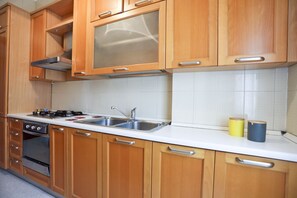 Four, plaque de cuisson, batterie de cuisine, vaisselle et ustensiles