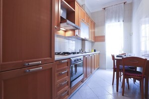 Horno, placa de cocina, utensilios de cocina