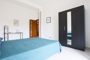 2 bedrooms, iron/ironing board, internet, bed sheets