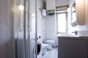 Shower, hair dryer, bidet, towels