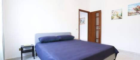 2 bedrooms, iron/ironing board, Internet, bed sheets