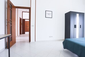 2 slaapkamers, een strijkplank/strijkijzer, internet, beddengoed