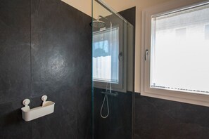 Dusche, Haartrockner, Bidet, Handtücher
