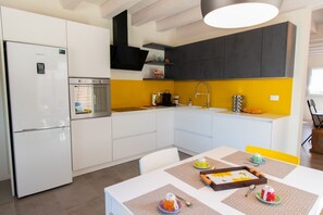 Fridge, oven, stovetop, electric kettle