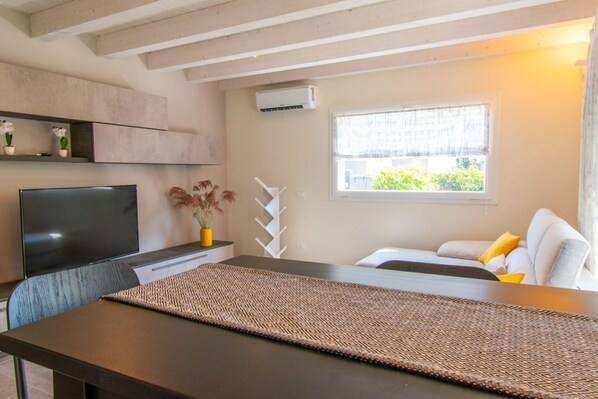 Interior - Wonderful house on two levels with gardenIn 130 sqm of space it accommodates 4 people with 2 bedrooms2 uncovered parking spaces for the exclusive use of guestsPrivate entrance.The area is known for its proximity to one of the most beautiful Palladian vil (Vicenza)