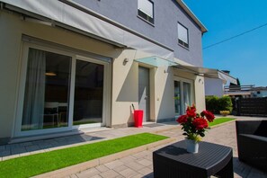 Terrace/patio - Wonderful house on two levels with gardenIn 130 sqm of space it accommodates 4 people with 2 bedrooms2 uncovered parking spaces for the exclusive use of guestsPrivate entrance.The area is known for its proximity to one of the most beautiful Palladian vil (Vicenza)