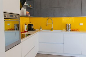 Private kitchen - Wonderful house on two levels with gardenIn 130 sqm of space it accommodates 4 people with 2 bedrooms2 uncovered parking spaces for the exclusive use of guestsPrivate entrance.The area is known for its proximity to one of the most beautiful Palladian vil (Vicenza)