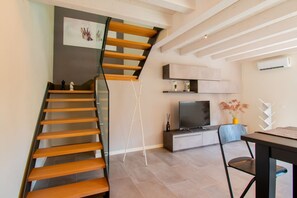 Interior - Wonderful house on two levels with gardenIn 130 sqm of space it accommodates 4 people with 2 bedrooms2 uncovered parking spaces for the exclusive use of guestsPrivate entrance.The area is known for its proximity to one of the most beautiful Palladian vil (Vicenza)