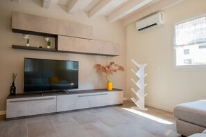 Living area - Wonderful house on two levels with gardenIn 130 sqm of space it accommodates 4 people with 2 bedrooms2 uncovered parking spaces for the exclusive use of guestsPrivate entrance.The area is known for its proximity to one of the most beautiful Palladian vil (Vicenza)