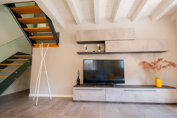 Interior - Wonderful house on two levels with gardenIn 130 sqm of space it accommodates 4 people with 2 bedrooms2 uncovered parking spaces for the exclusive use of guestsPrivate entrance.The area is known for its proximity to one of the most beautiful Palladian vil (Vicenza)