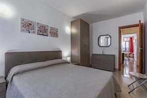 1 dormitorio, tabla de planchar con plancha, wifi